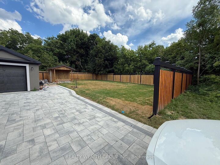 Photo de la propriété: 761 O Connor Drive ON M4B 2S3