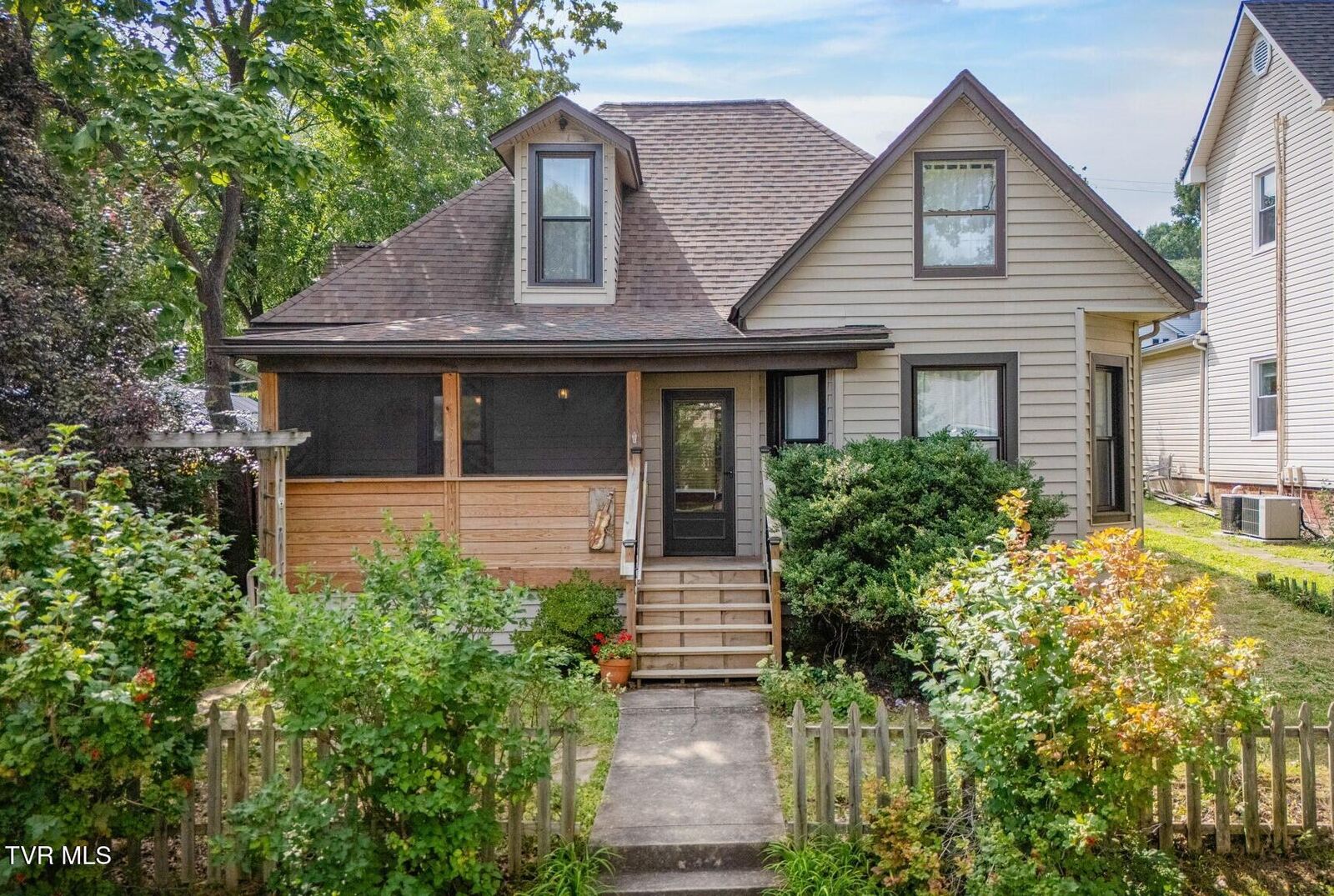 Property Photo:  419 West Pine Street  TN 37604 