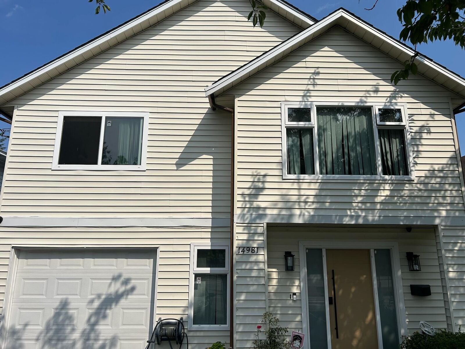 Photo de la propriété:  14981 98 Avenue  BC V3R 5W9 