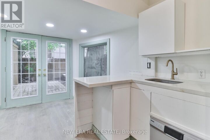 Property Photo:  990 Dovercourt Road  ON M6H 2X5 