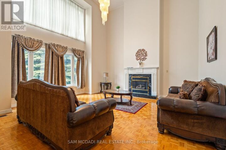 Property Photo: 2492 Erin Centre Boulevard ON L5M 5B2