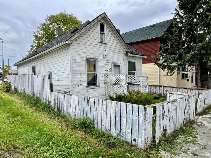 683 Langside Street  Winnipeg MB R3B 2T9 photo