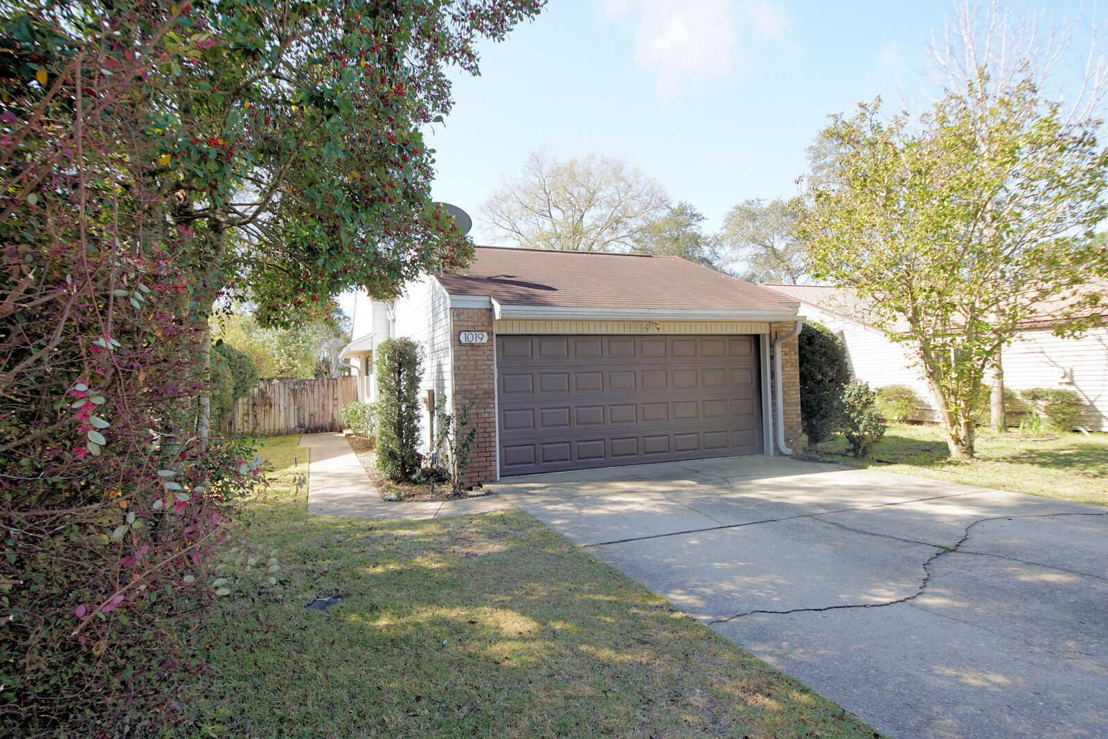 Property Photo: 1019 Alderwood Way FL 32578