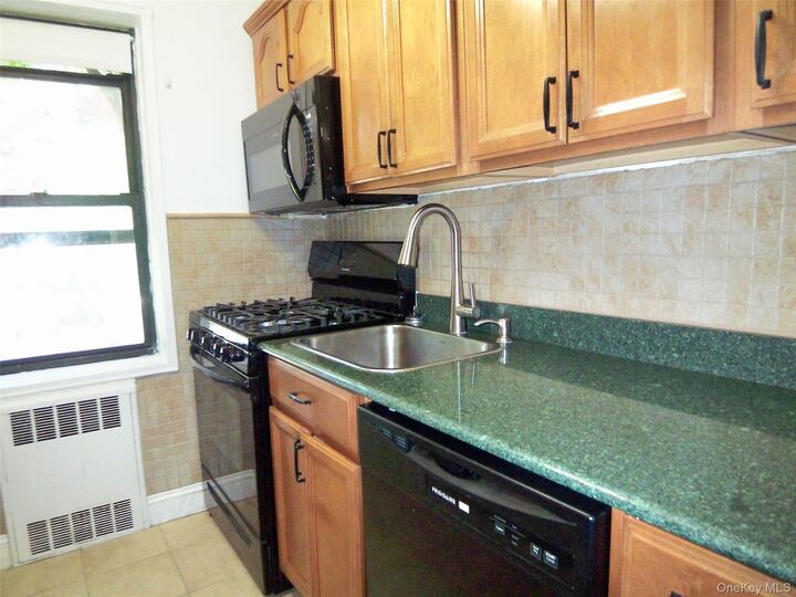 Property Photo: 485 E Lincoln Avenue 105 NY 10552