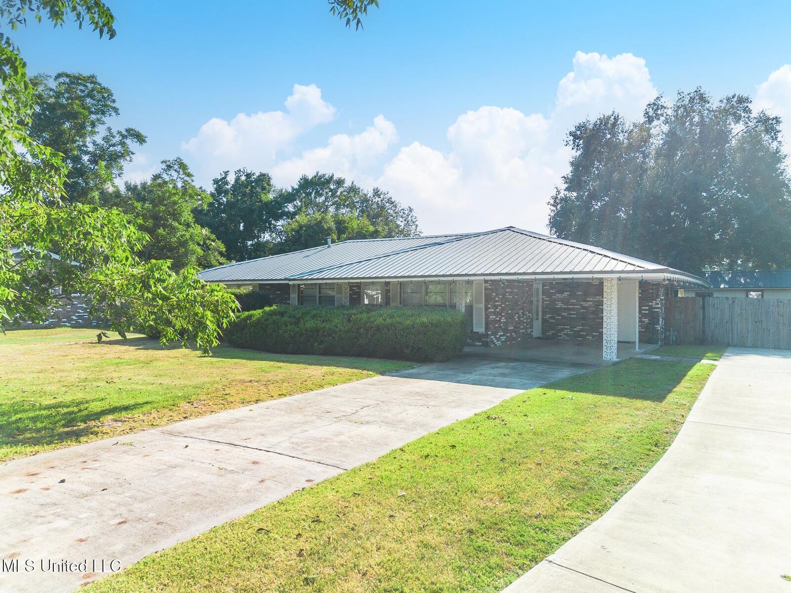 Property Photo:  225 Lynwood Circle  MS 39560 