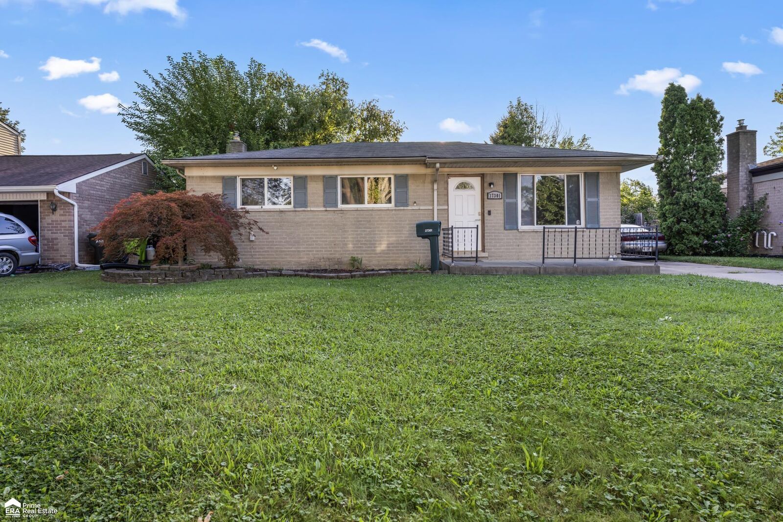 Property Photo: 37301 Barrington Dr Drive MI 48312