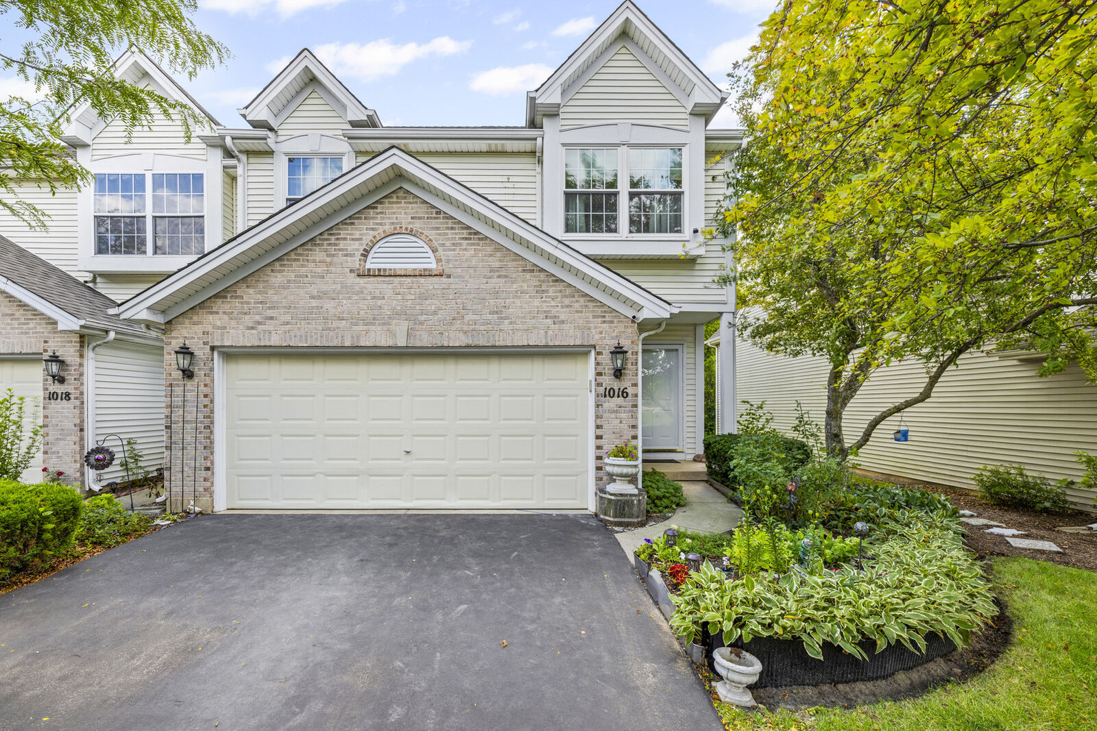Property Photo: 1016 Viewpoint Drive IL 60156
