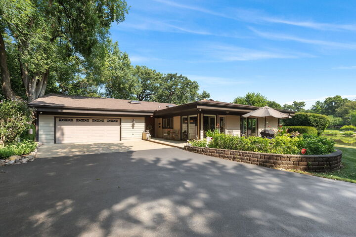 Property Photo: 2050 Brookdale Court IL 60067