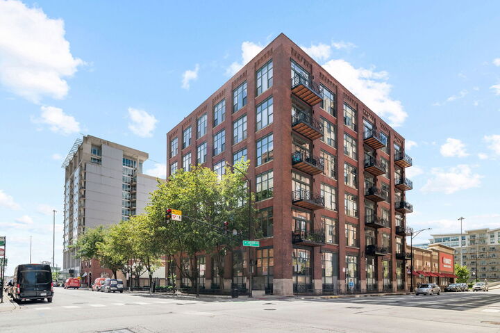 Property Photo: 701 W Jackson Boulevard 102 IL 60661