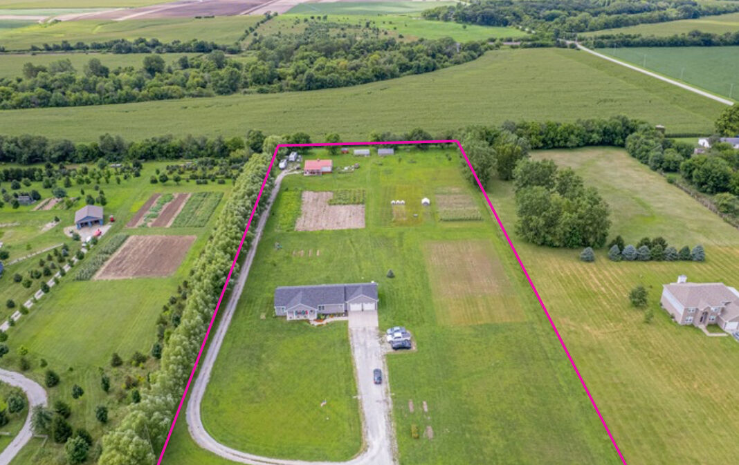 Property Photo: 5342 N Vincennes Trail IL 60954