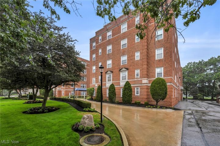 Property Photo: 19015 Van Aken 516 OH 44122