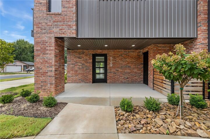 Property Photo: 929 SE 10th Street AR 72712