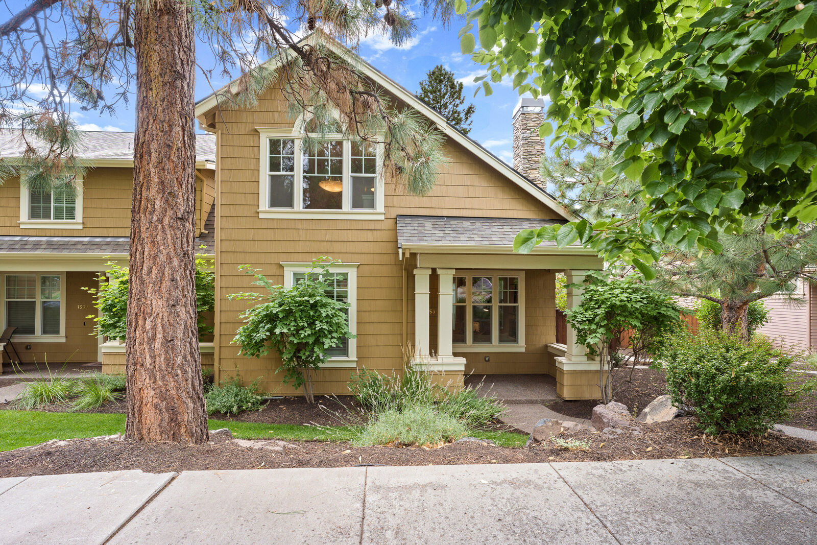 Property Photo:  1553 NW Lewis Street  OR 97703 