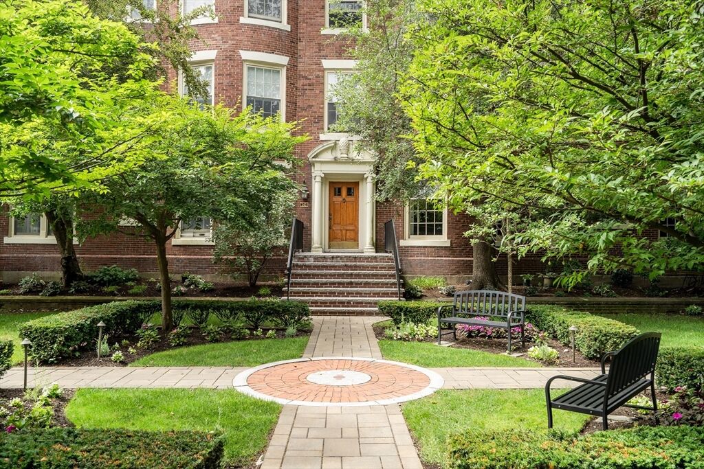 Property Photo:  141 Beaconsfield Rd 6  MA 02445 