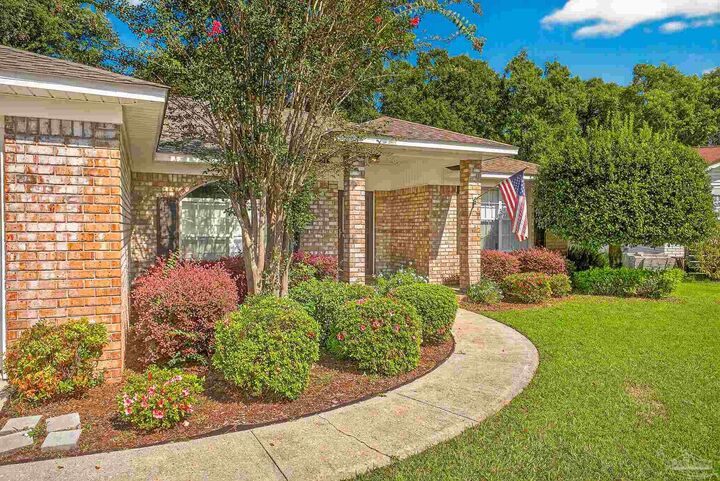Property Photo: 4400 Amberwood Cir FL 32571
