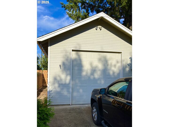 Property Photo: 729 NE Rogahn St OR 97124