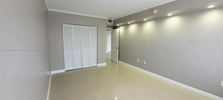 Property Photo: 400 Kings Point Drive 1426 FL 33160
