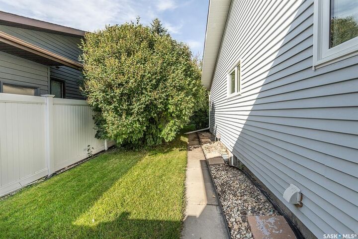 Property Photo: 634 Nesslin Crescent SK S7J 4V6