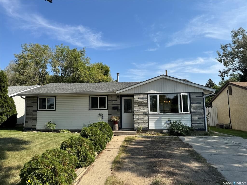 Property Photo: 414 Witney Avenue N SK S7L 3M7