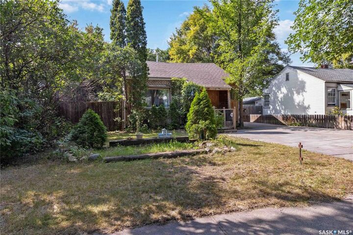 Property Photo: 921 I Avenue N SK S7L 2H4