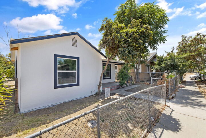 Property Photo: 2261 S Nicholas Avenue CA 93706