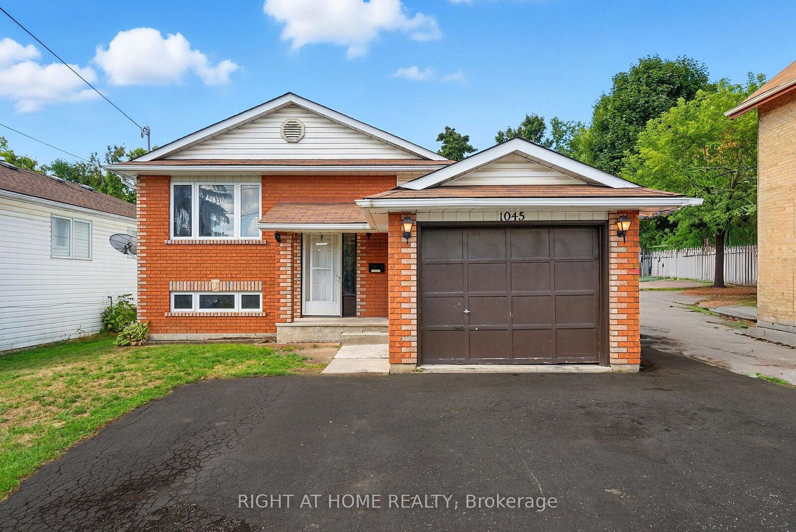 Photo de la propriété: 1045 High Street ON K9J 5R8