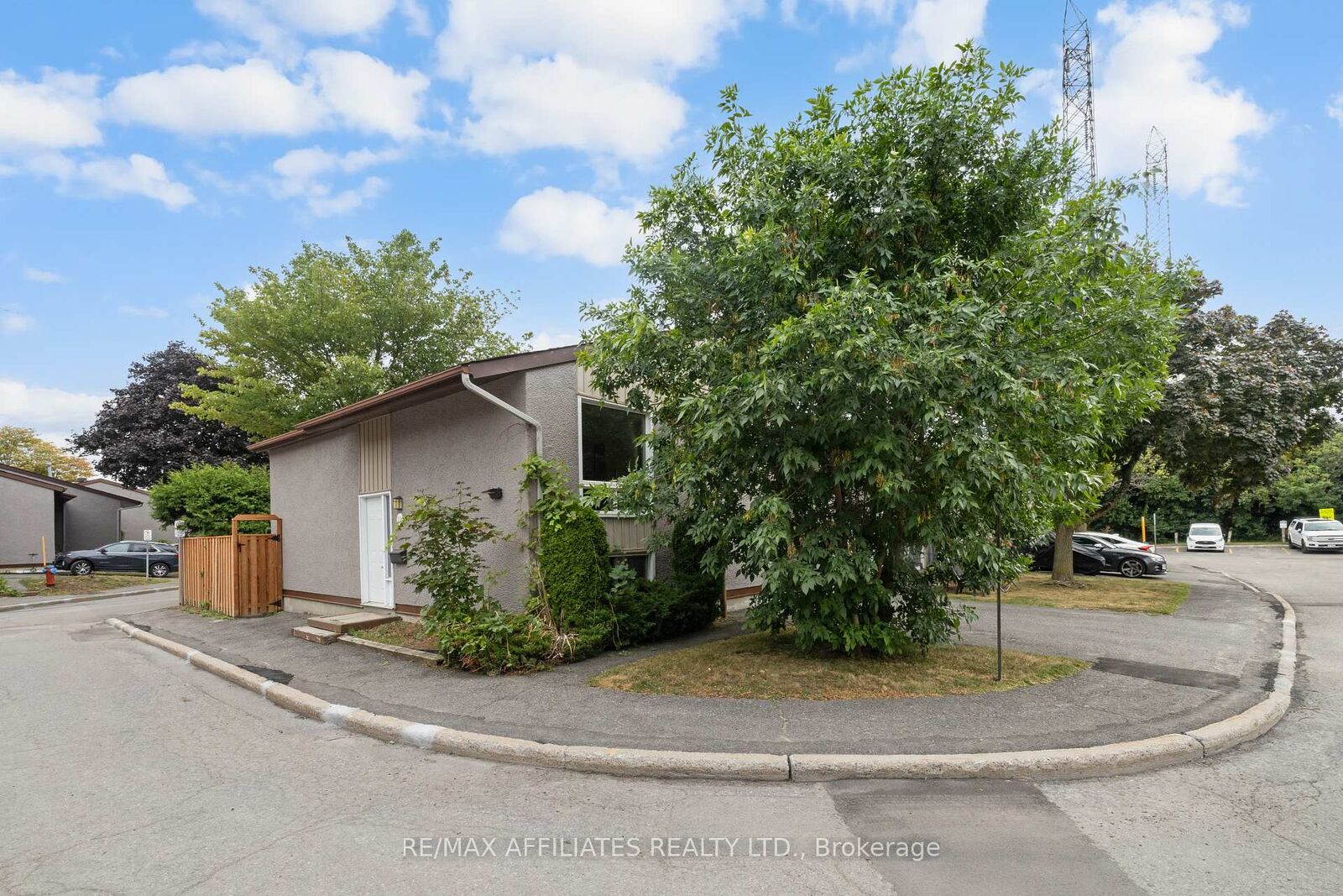 Property Photo:  306 Woodfield Drive  ON K2G 3W9 