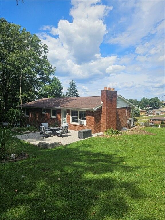 Property Photo:  208 Robin Hood Dr  PA 15642 