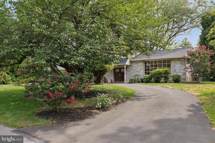 Property Photo: 806 Hilton Lane PA 19027