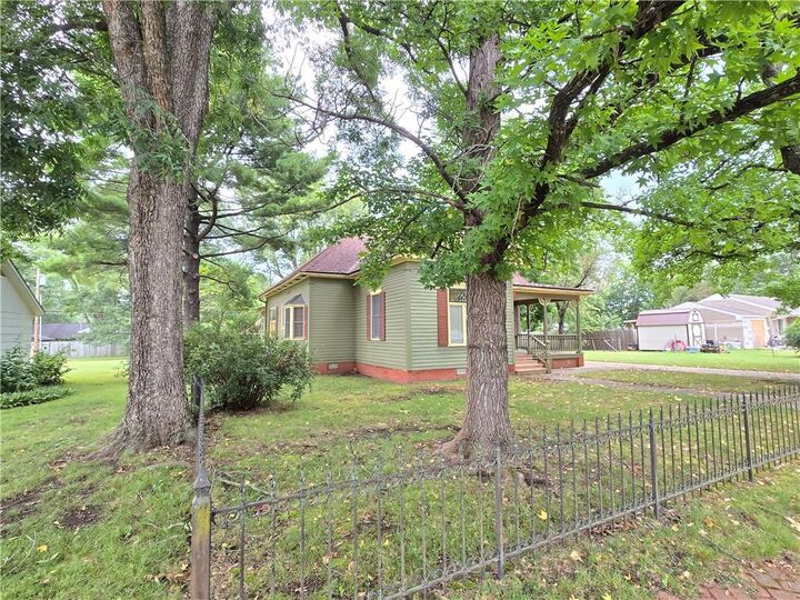 Property Photo:  1002 E Main Street Street  KS 67335 