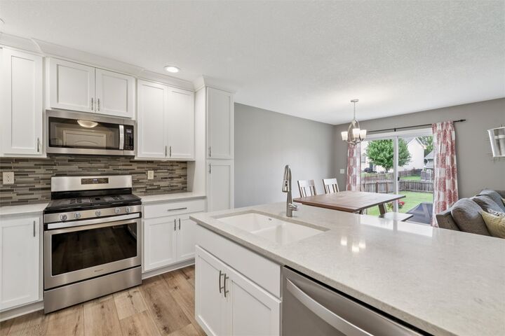 Property Photo: 865 SE Bobwhite Lane IA 50263