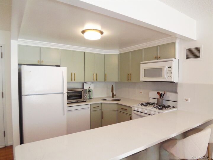 Property Photo: 777 N Macquesten Parkway 604 NY 10552