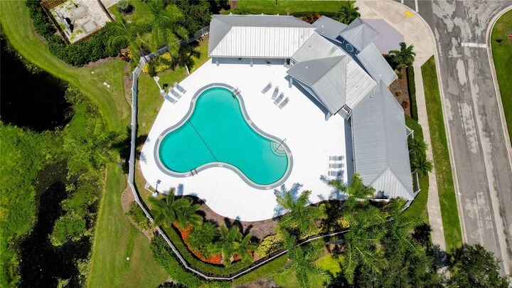 Property Photo: 5195 Highbury Circle FL 34238