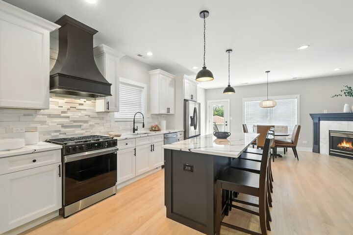 Property Photo: 4055 S Ellis Avenue IL 60653