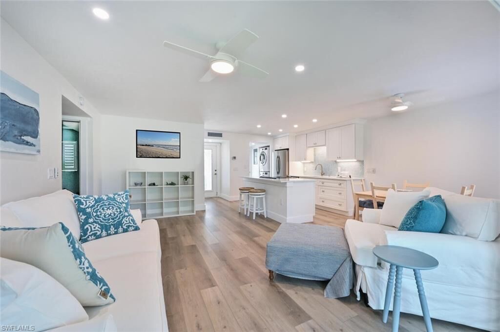 Property Photo:  250 7th Ave S 202  FL 34102 