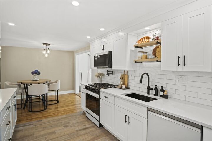 Property Photo: 7 Pine Valley Dr MA 01826