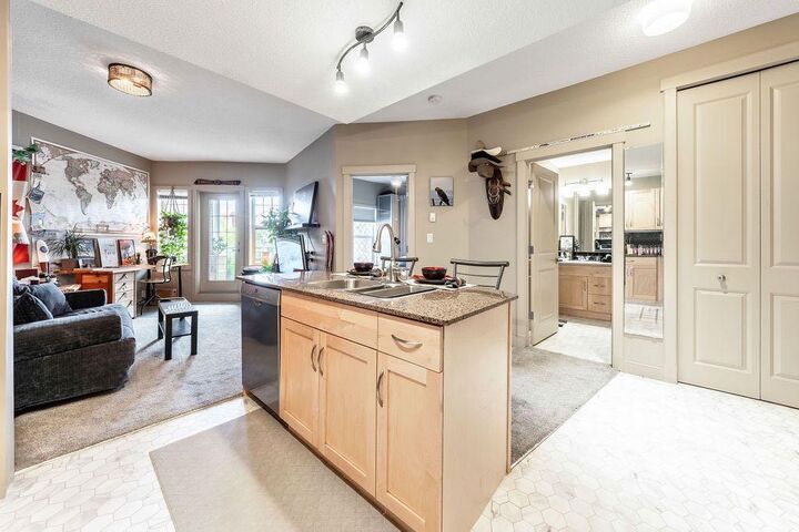 Property Photo: 5605 Henwood Street SW 3305 AB T3E 7R2