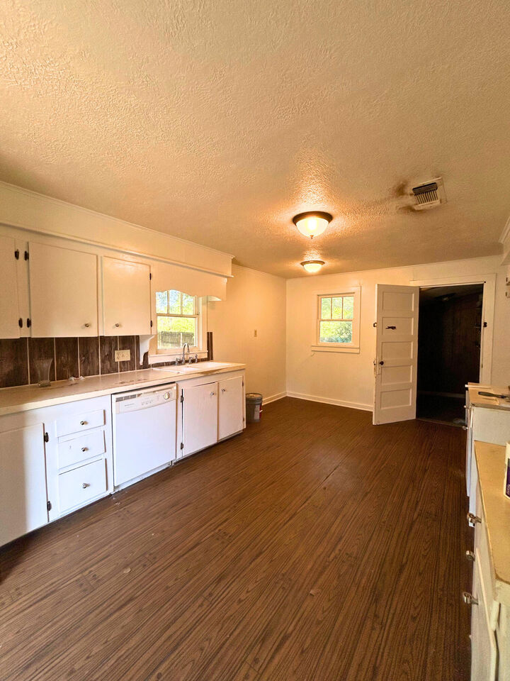 Property Photo: 716 S Division St LA 70634