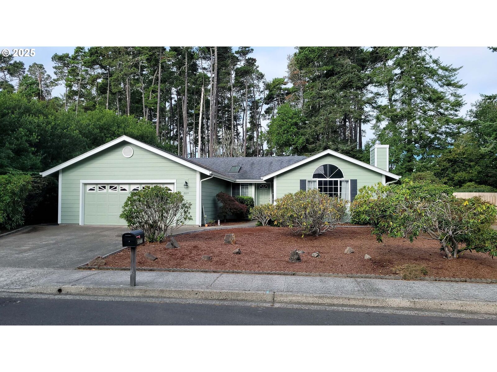 Property Photo: 2277 Upas Pl OR 97439