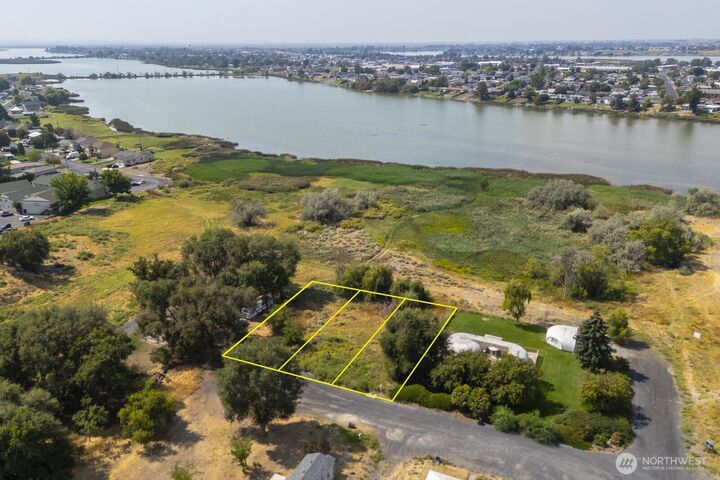 Property Photo: 1012 Ashley Way S WA 98837