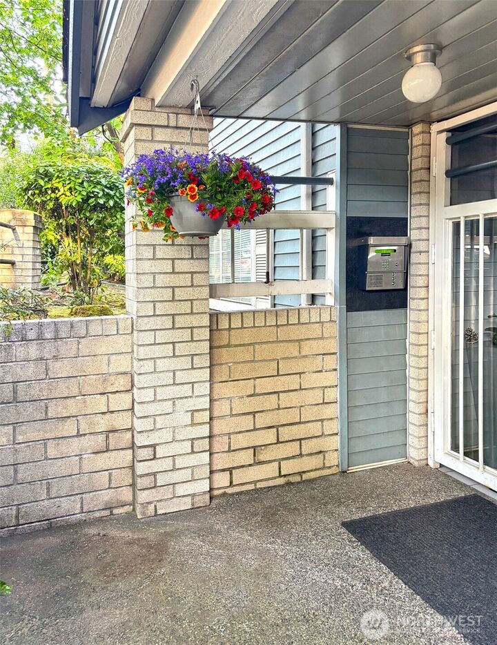 909 N 35th Street 402  Seattle WA 98103 photo