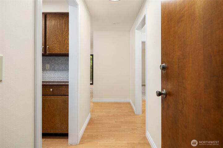 Property Photo: 11206 NE 68th Street 224 WA 98033