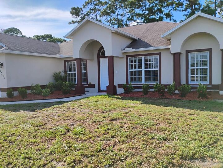 Property Photo: 1331 SW Ingrassina Avenue FL 34953