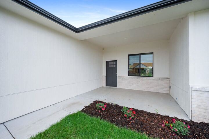 Property Photo: 525 E Elmwood St KS 67147