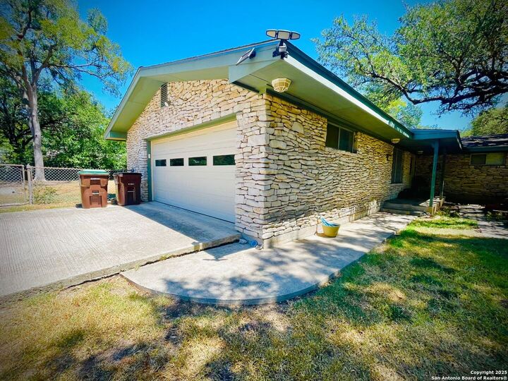 Property Photo: 413 Fleetwood Dr TX 78232