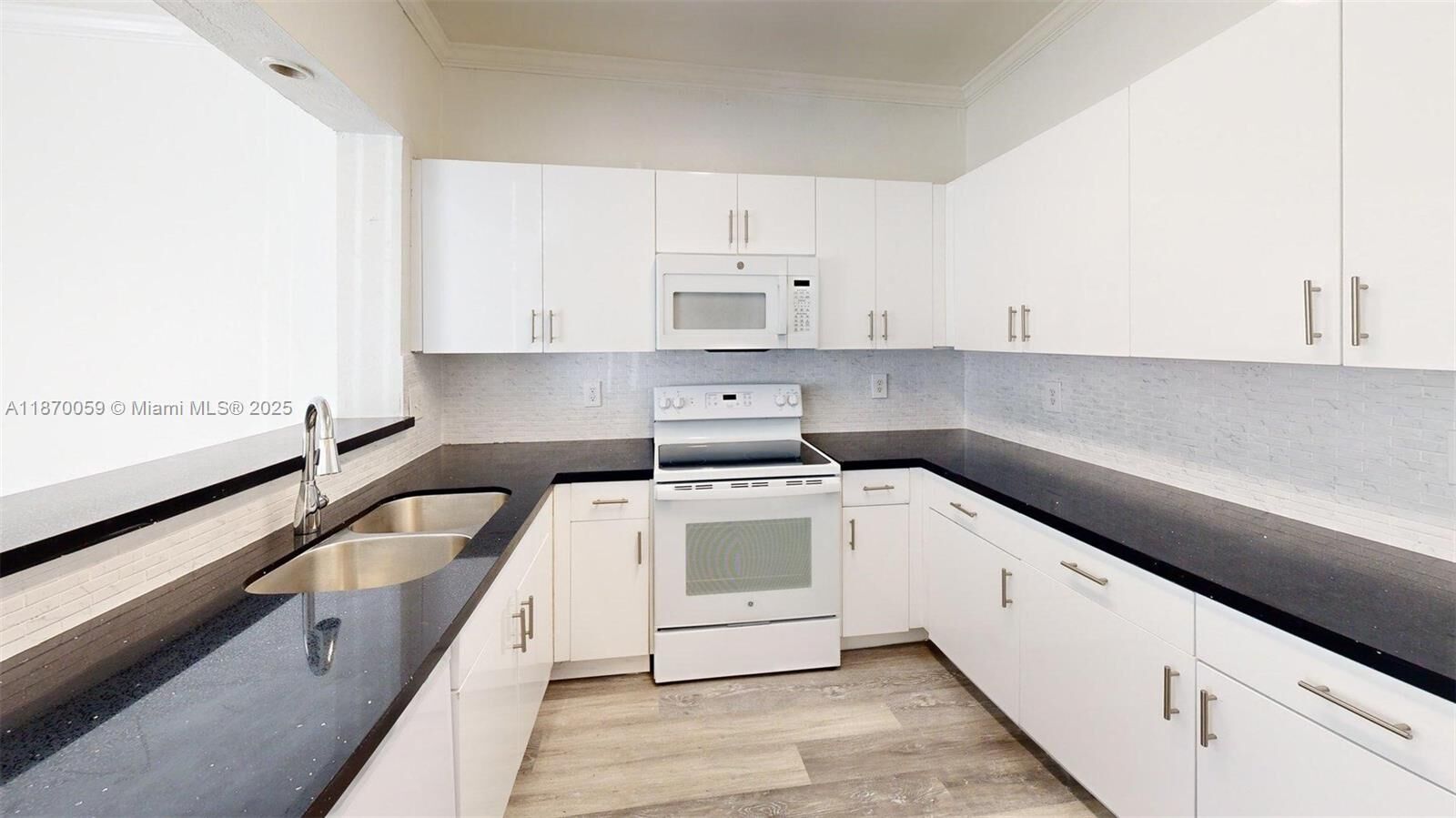 Property Photo:  230 SE 29th Ave 2  FL 33033 