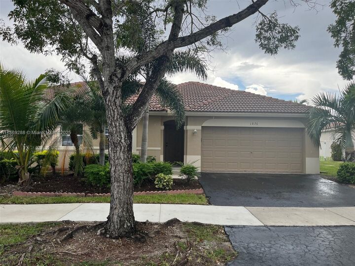 Property Photo:  1876 Andromeda Ln 1876  FL 33327 