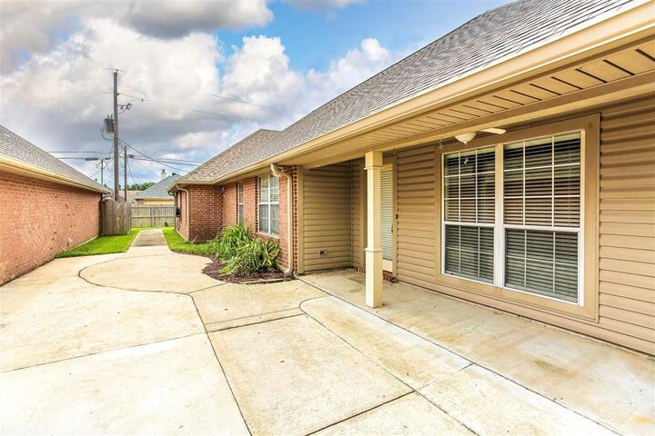 Property Photo:  2511 Vogue Drive  LA 70605