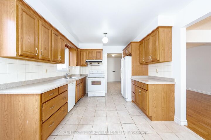 Photo de la propriété: 45 Whitley Castle Crescent ON M1V 2P5
