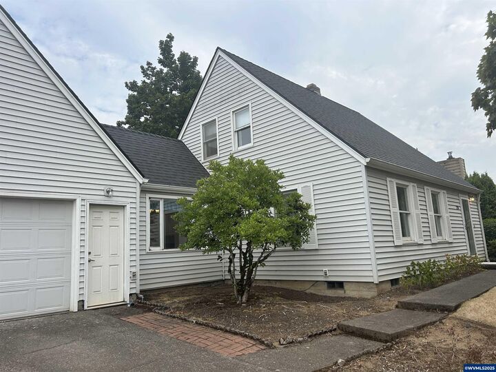 Property Photo: 220 NW Downy Dr OR 97385